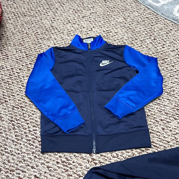 Nike - Picture 2 of 8